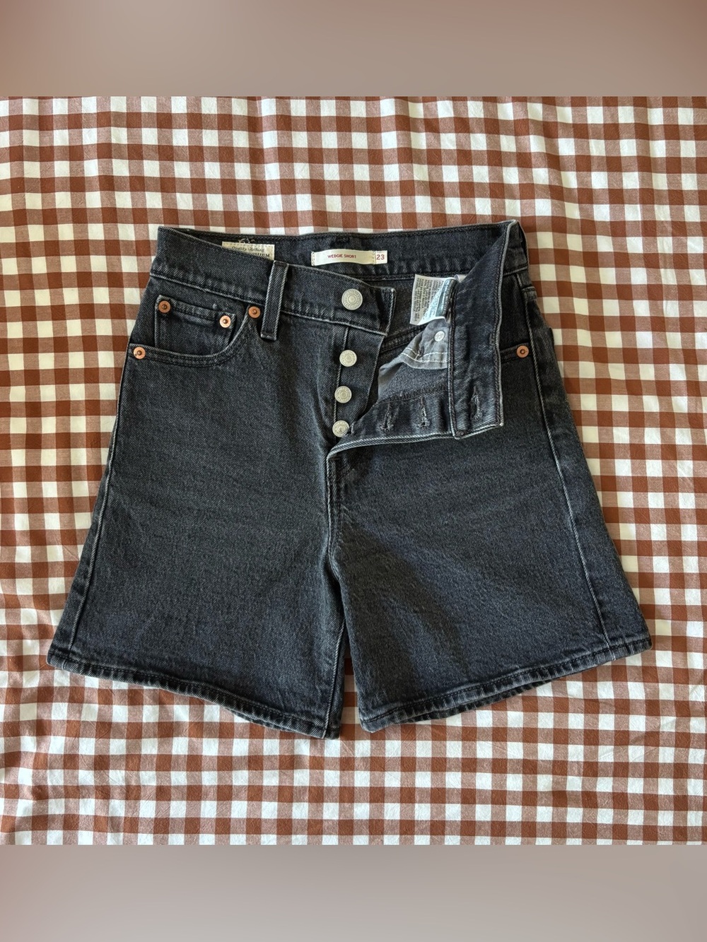 High-Waist Levi’s Black Denim Wedgie Shorts